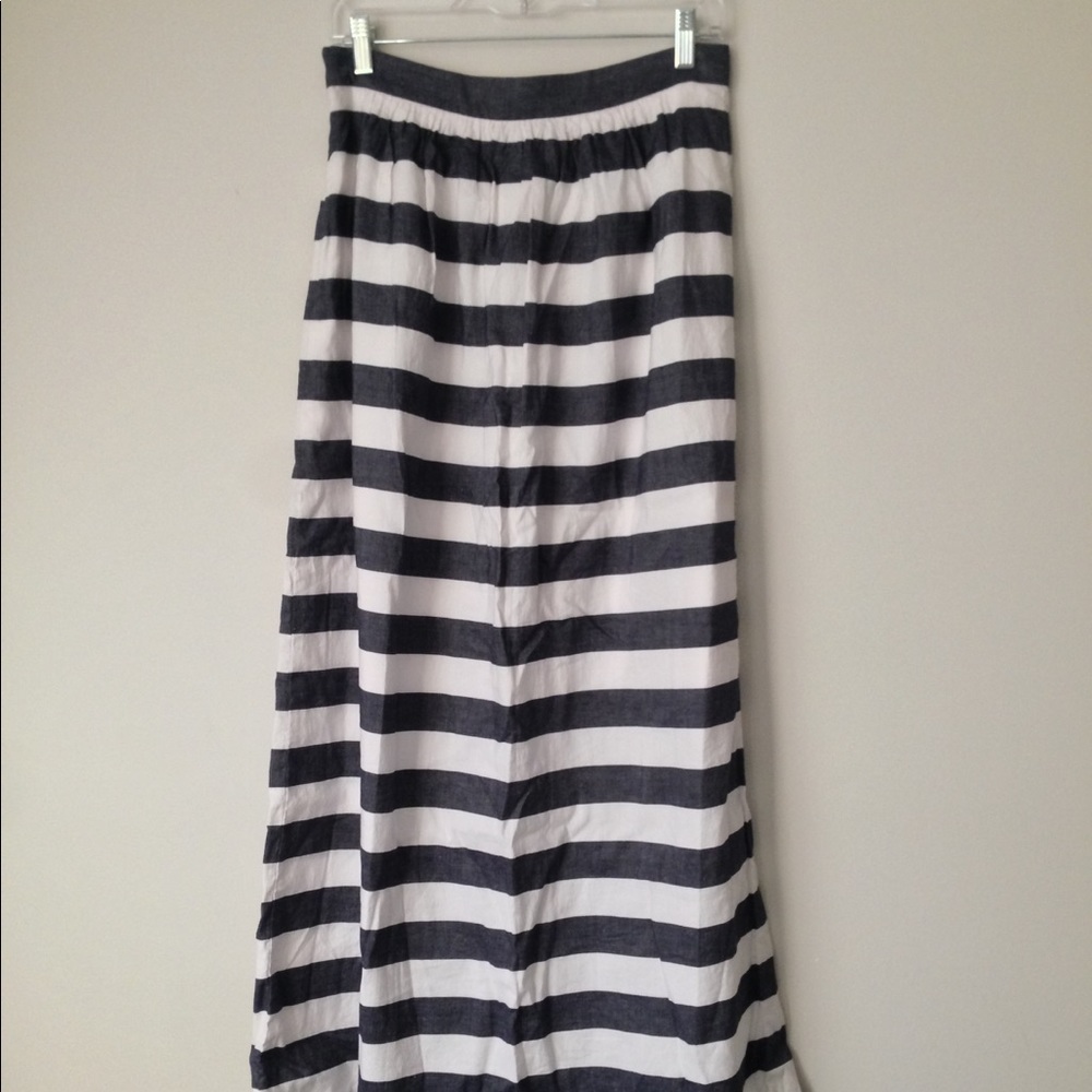 Banana Republic maxi skirt. Navy blue and white.